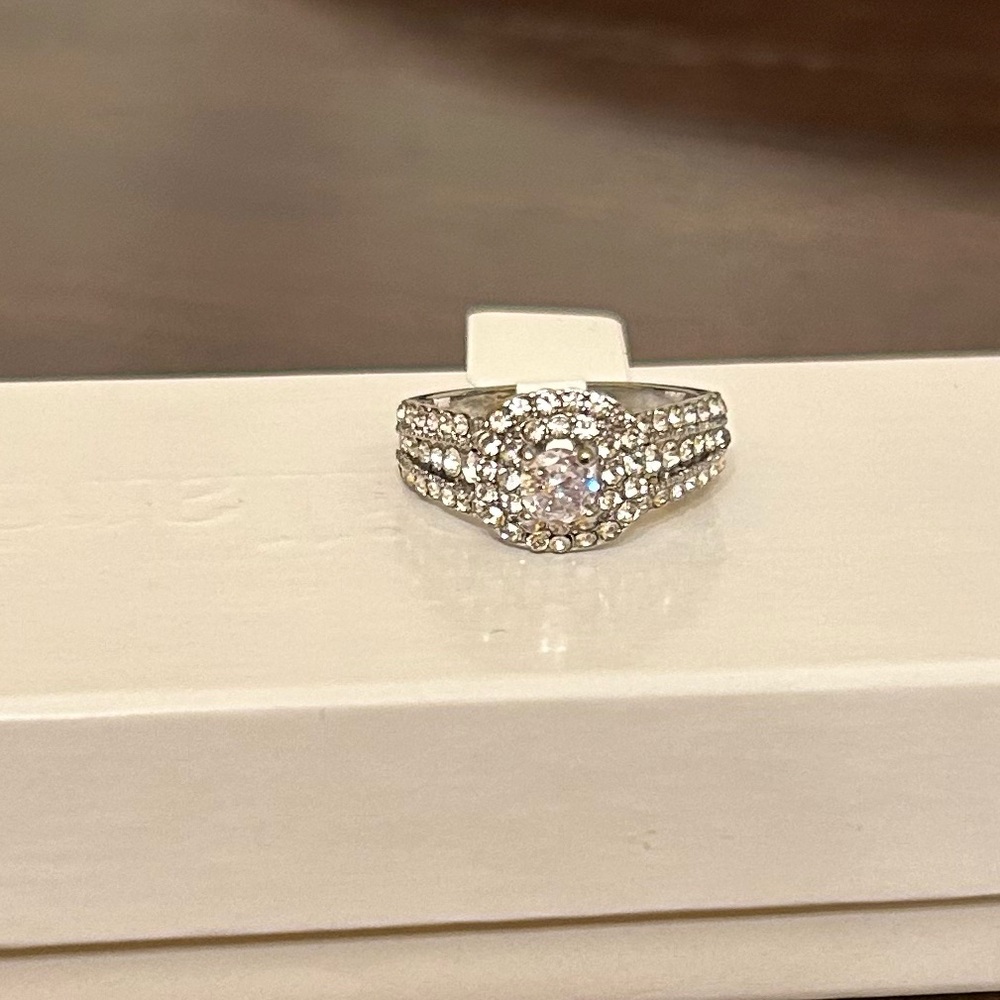 Size 9 Silver Tone Diamond CZ Women's Ring w/3 Rows of Diamond CZ’s No Mark